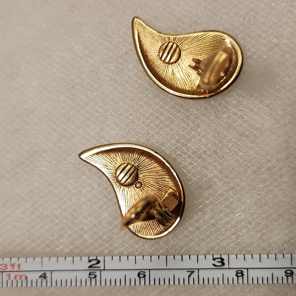 Vintage 1980s Monet Black Enamel and Gold-Tone Teardrop Clip On Earrings - Picture 9 of 11